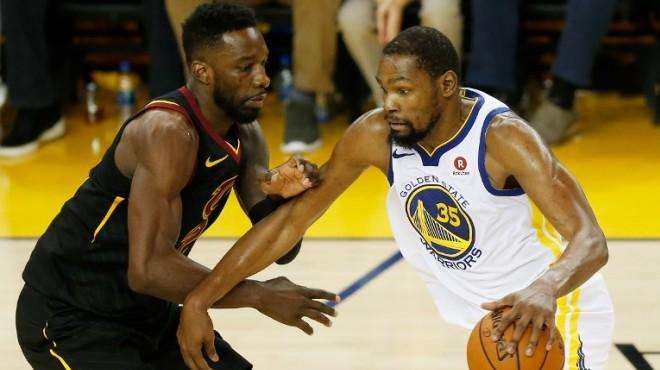 杜兰特连续两年总决赛都有“ 45°斩”的神迹，来看这两次名场面的前一个回合都发生了什么